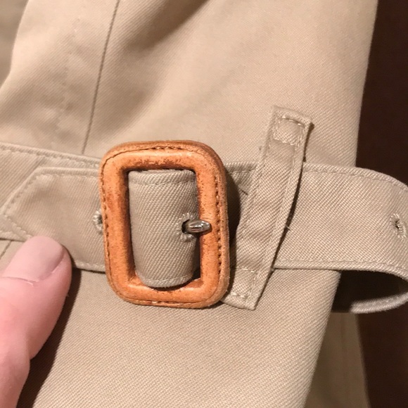 Classic Ladies Burberry Trench - Picture 2 of 12